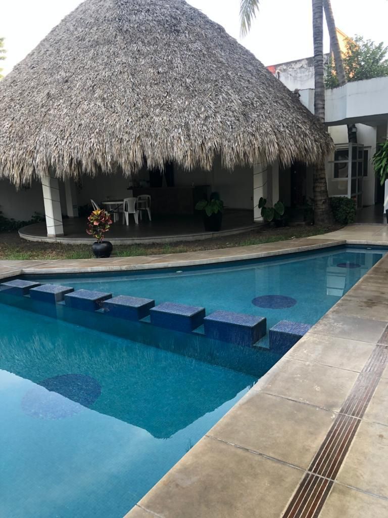 Alberca con chapoteadero y palapa