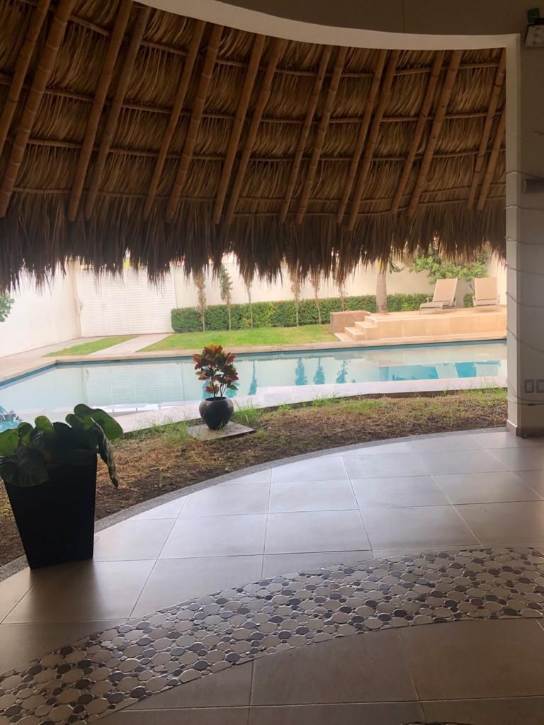 Palapa junto a la alberca