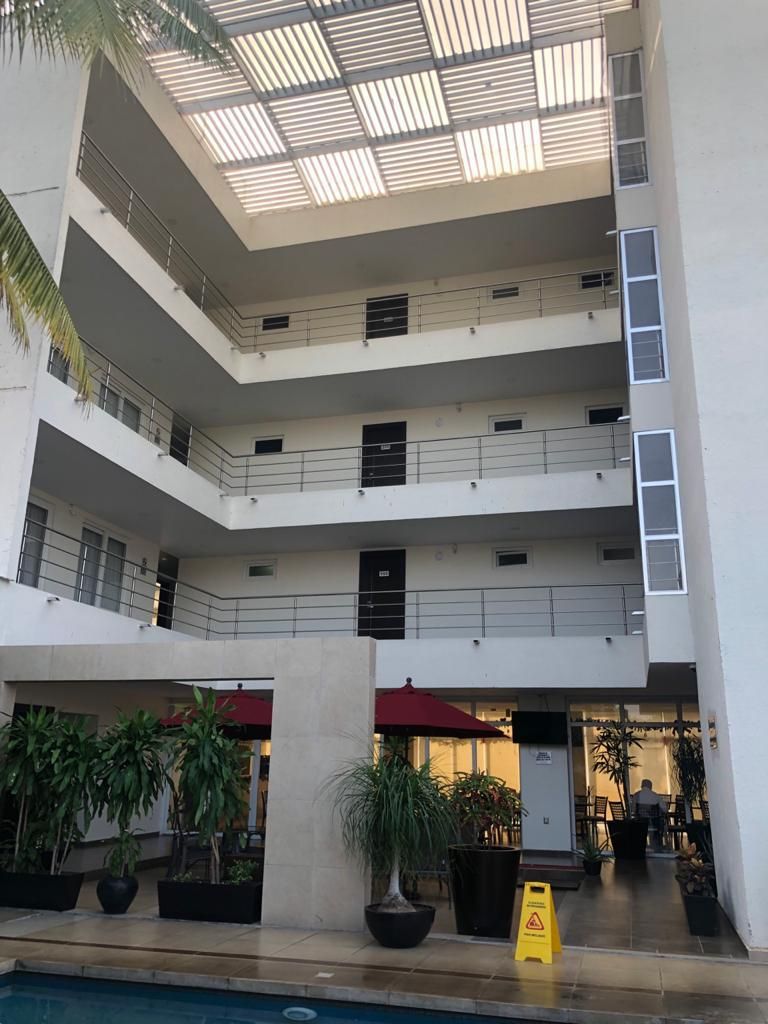 Patio interior y pasillos del hotel