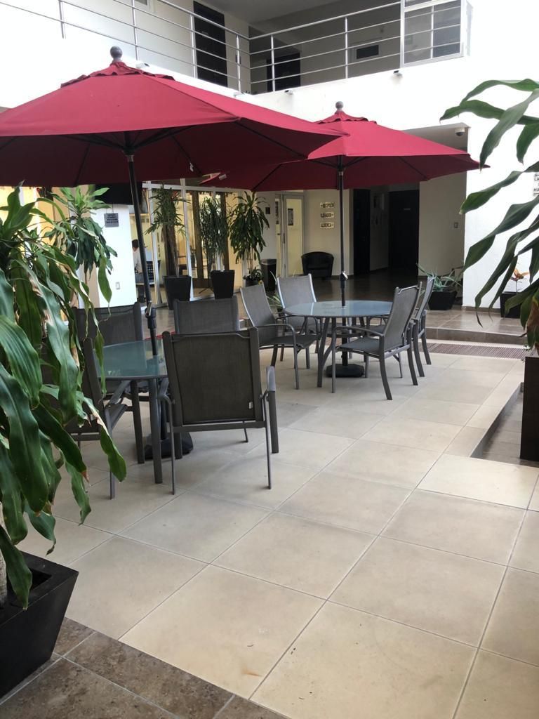 Terraza interior con sombrillas